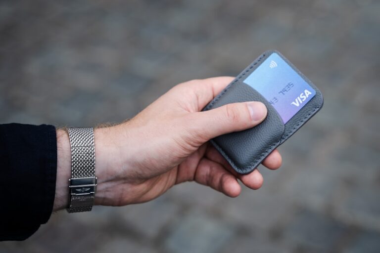 Cash sau card: care este mai potrivit pentru cheltuielile tale și cum să le folosești în mod inteligent