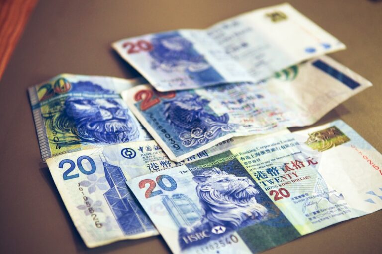 Ghidul începătorului pentru rezerve în valută: când RON, când EUR, când USD