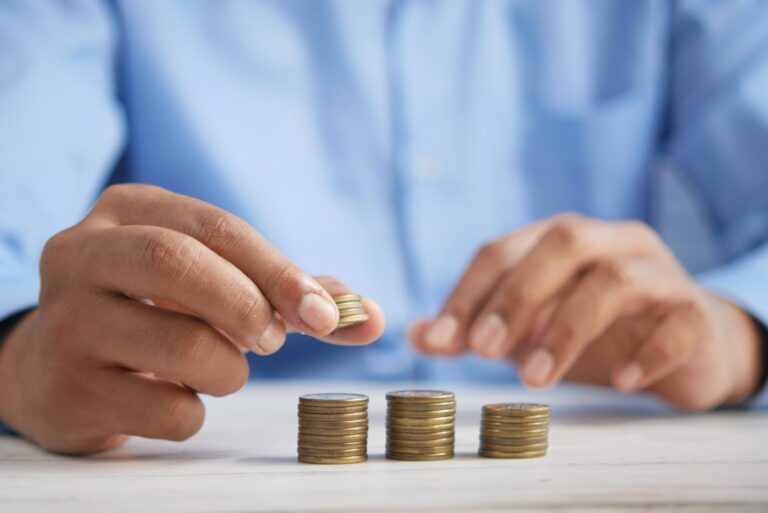 Finanțe pentru introverți: sisteme care funcționează fără „drum lung”
