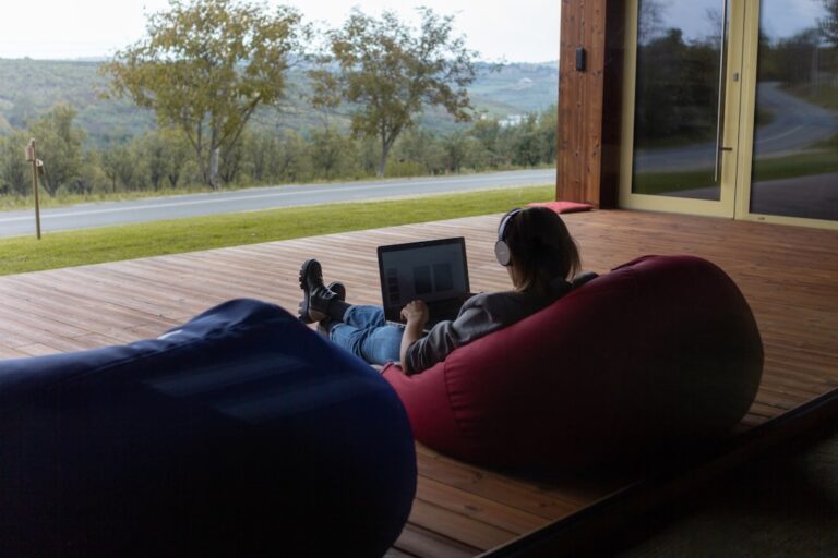 Cum îți gestionezi banii când lucrezi remote din alte țări